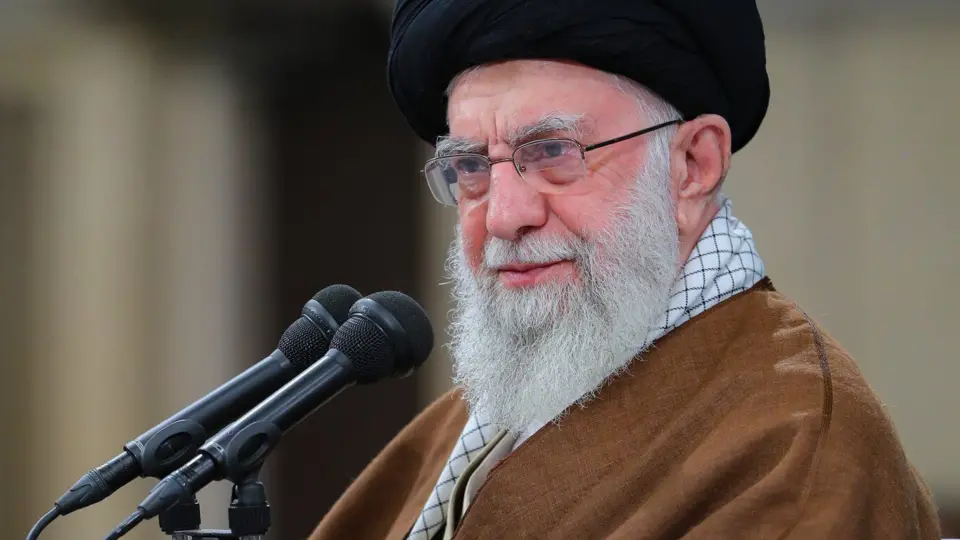 Aiatolá Ali Khamenei promete ‘resposta dura’ a atentado que deixou 103 mortos