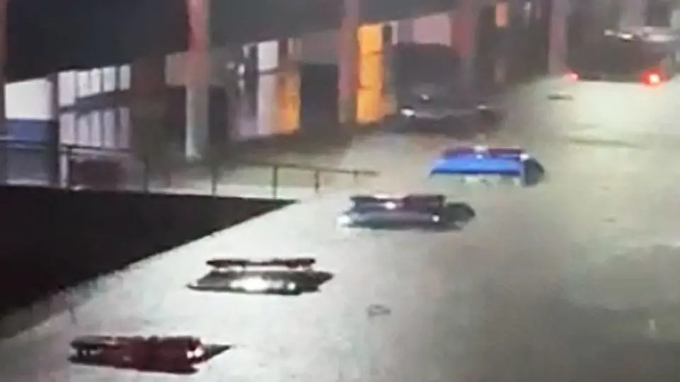Após temporal que causou 11 mortes no RJ, Paes decreta situação de emergência