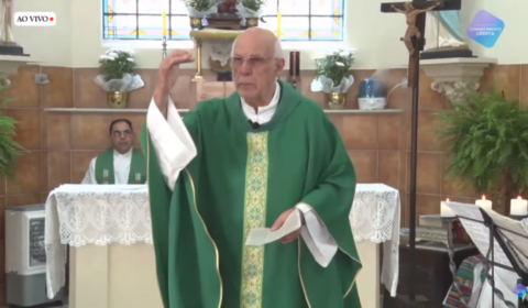 Em missa transmitida pelo ICL, Padre Júlio é homenageado e diz não temer CPI