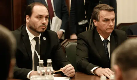 Carlos Bolsonaro vai prestar depoimento à PF, diz ex-presidente