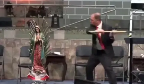 Pastor destrói imagem da Virgem de Guadalupe e gera revolta; veja vídeo