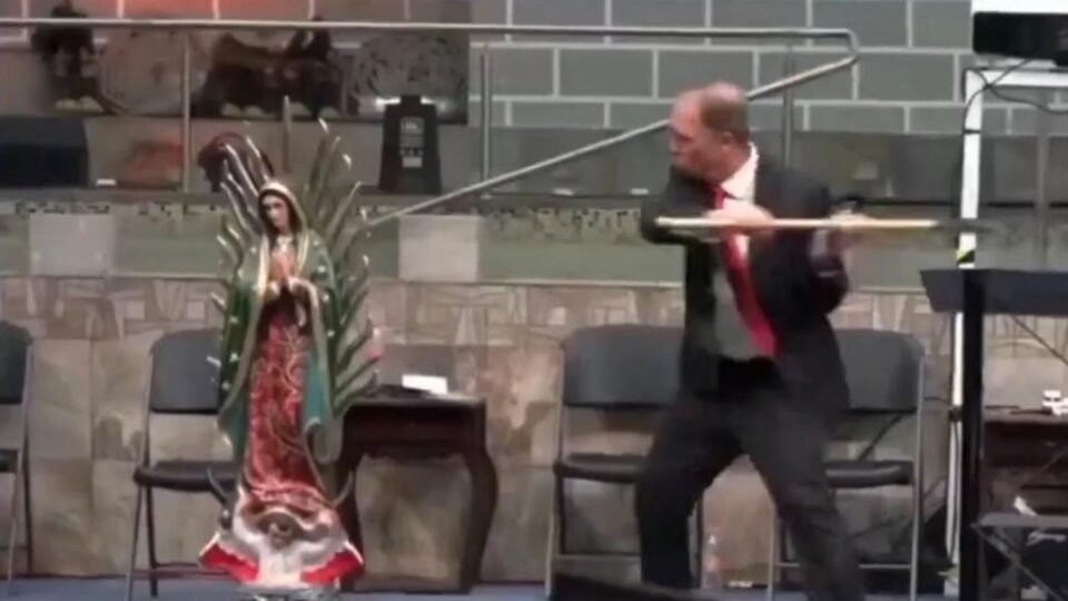 Pastor destrói imagem da Virgem de Guadalupe e gera revolta; veja vídeo