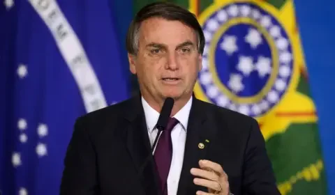 Bolsonaro pede atendimento especial em voo e inclui assessor investigado