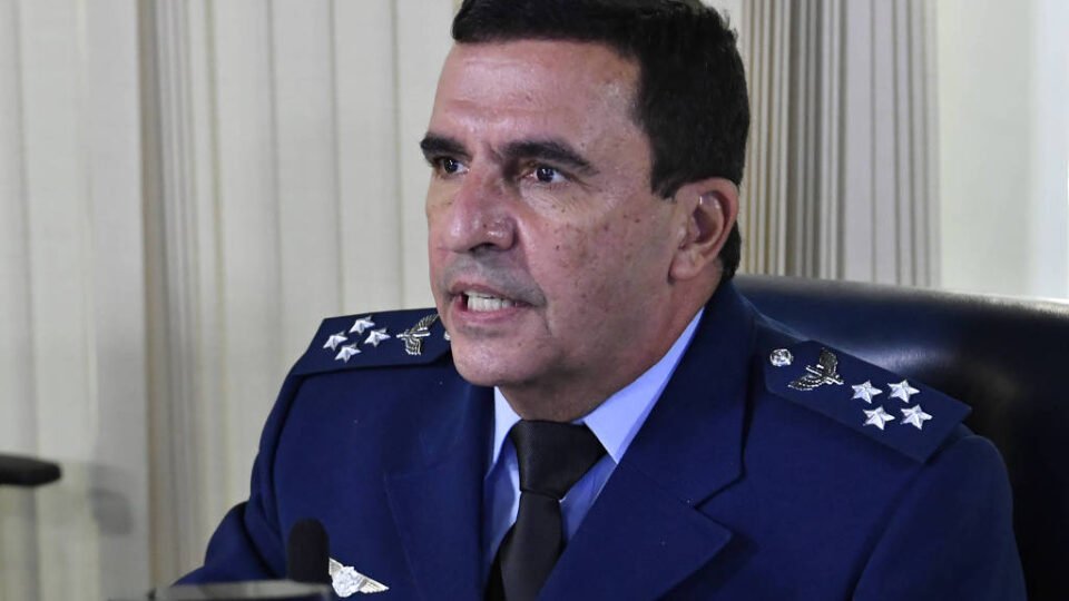 Ex-comandante da Aeronáutica rebate ataques de Braga Netto por não aderir a golpe