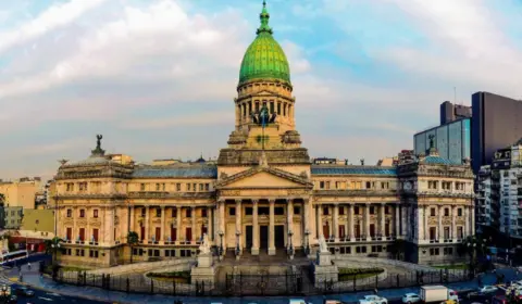 Em dia tenso, Congresso argentino suspende debates sobre ‘Lei Ómnibus’