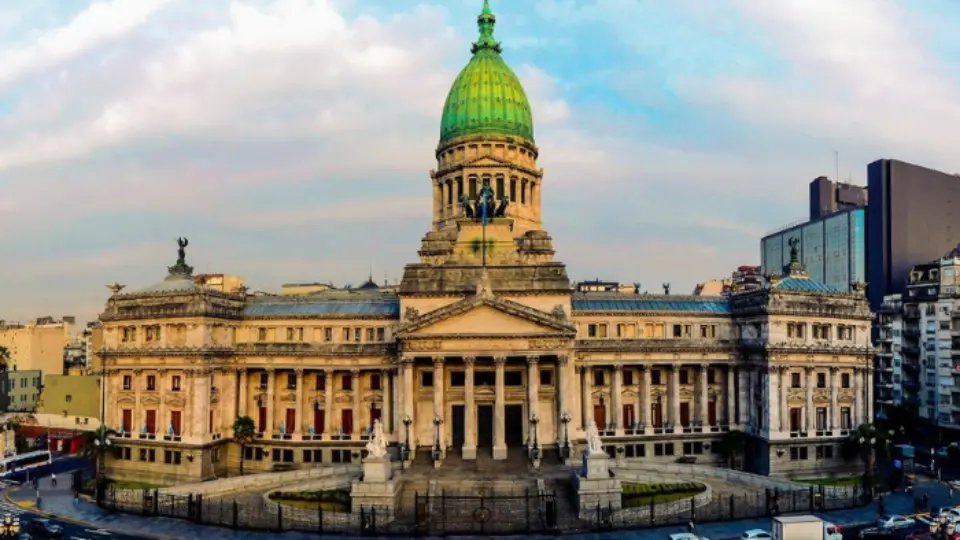 Em dia tenso, Congresso argentino suspende debates sobre ‘Lei Ómnibus’