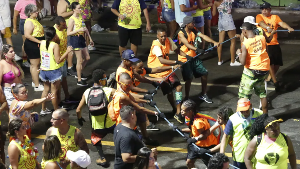 Cordeiros: o pior emprego do Carnaval de Salvador tem diária de R$ 80