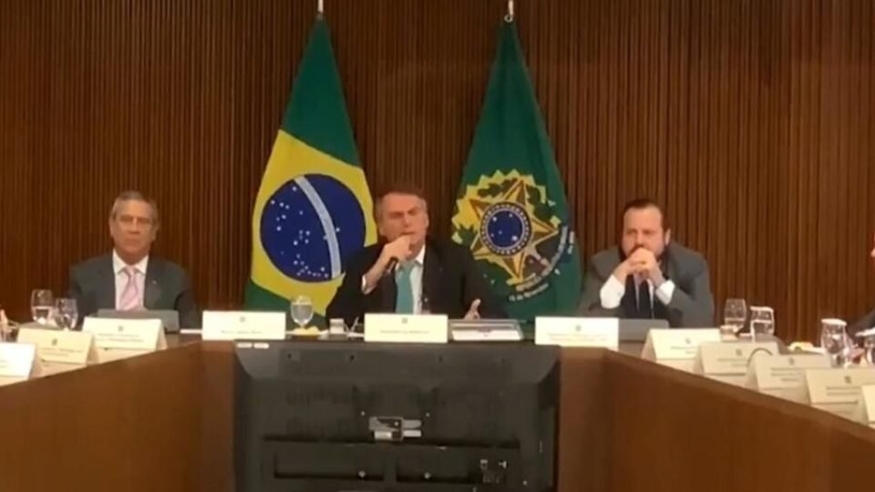Defesa de ex-assessor de Bolsonaro avalia fazer delação premiada, diz TV