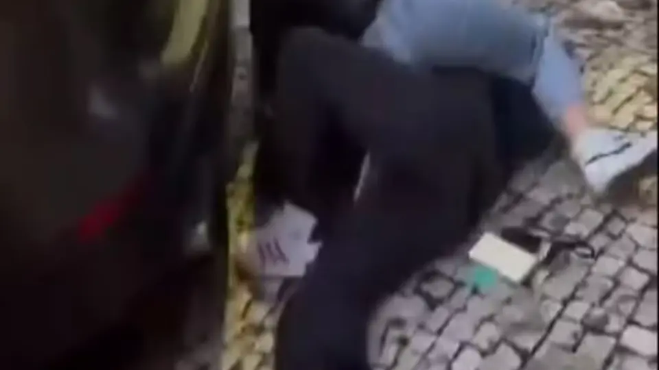 Estudante brasileira de 14 anos é agredida na porta de colégio em Portugal