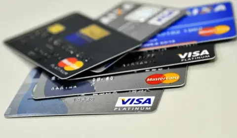 Juros do rotativo do cartão de crédito subiram 440,8% no ano passado