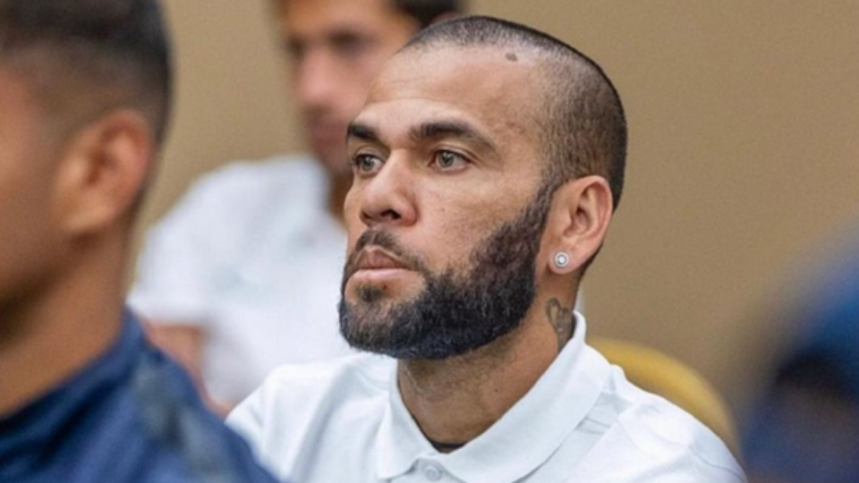 Daniel Alves é condenado a 4 anos e meio de prisão por estupro em Barcelona