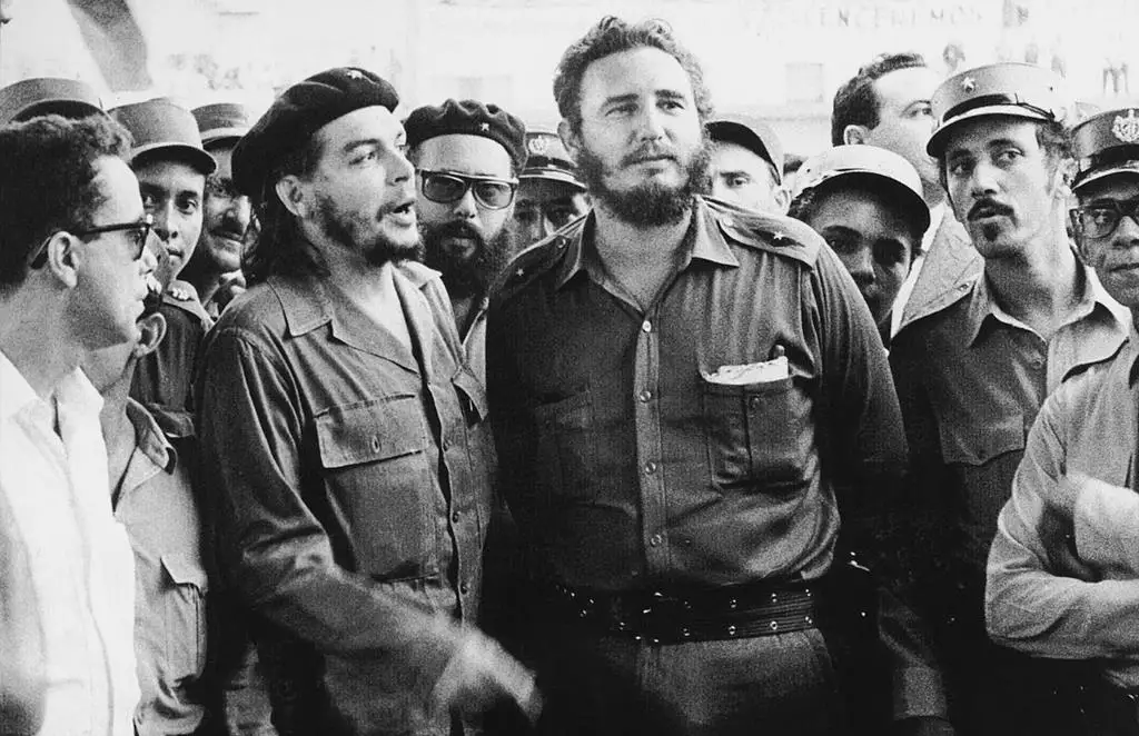 Fidel Castro e Che Guevara durante a Revolução Cubana.