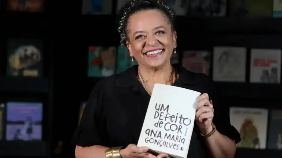 Enredo da Portela, livro ‘Um defeito de cor’ é recordista de vendas
