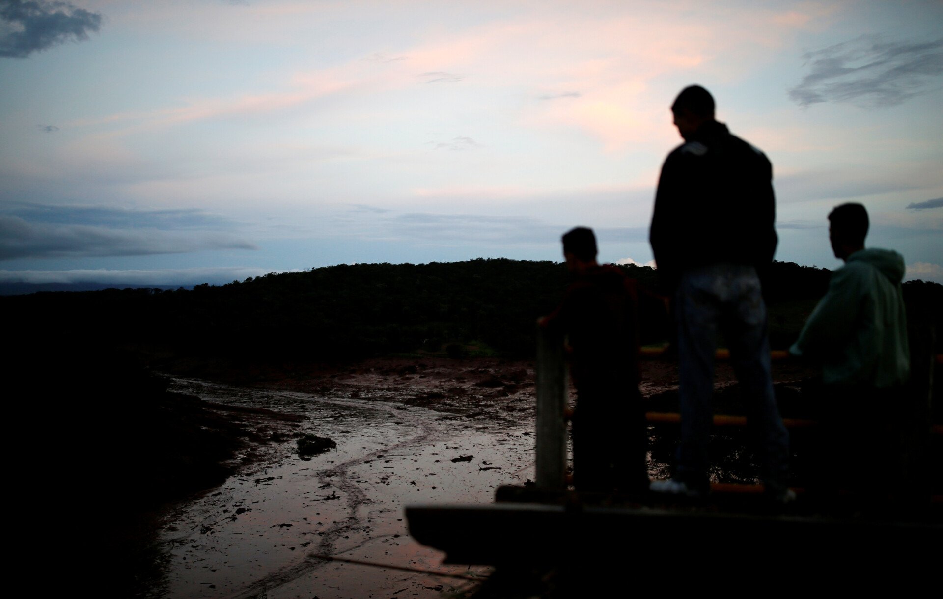 Residentes de Brumadinho um dia após rompimento de barragem: familiares de vítimas lutam por justiça contra a gigante Vale (Adriano Machado/Reuters)