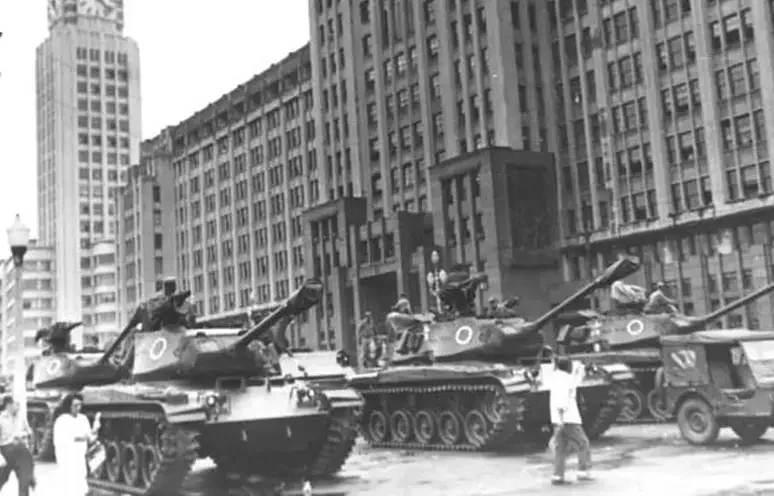Tanques na porta do Palácio Duque de Caxias, no Rio, sede do Exército Brasileiro, no dia seguinte ao golpe de 1964