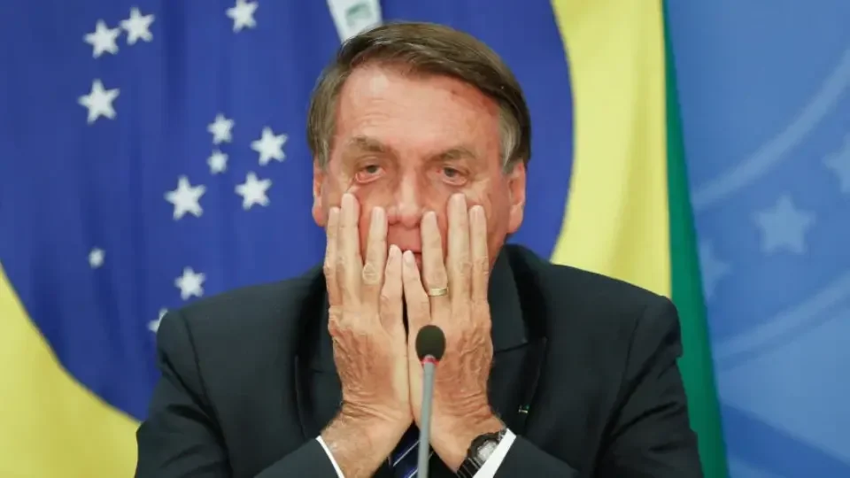 Bolsonaro nega intenção de fugir e diz que esteve na embaixada para ‘manter contatos’
