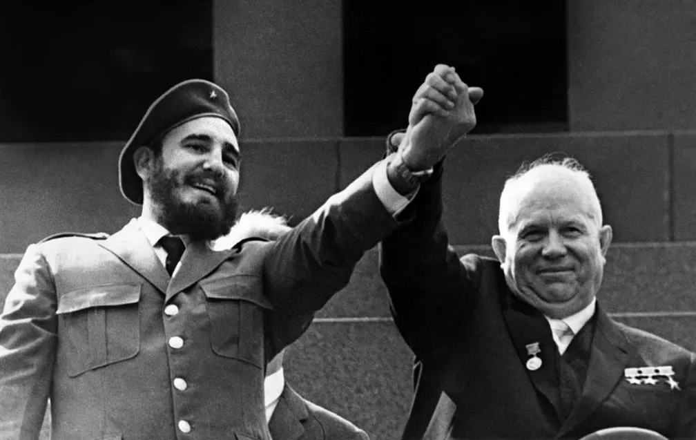 Fidel Castro e o líder soviético Nikita Khrushchev