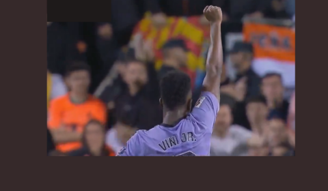 Vini Jr. marca dois gols contra o Valencia e comemora com gesto contra racistas