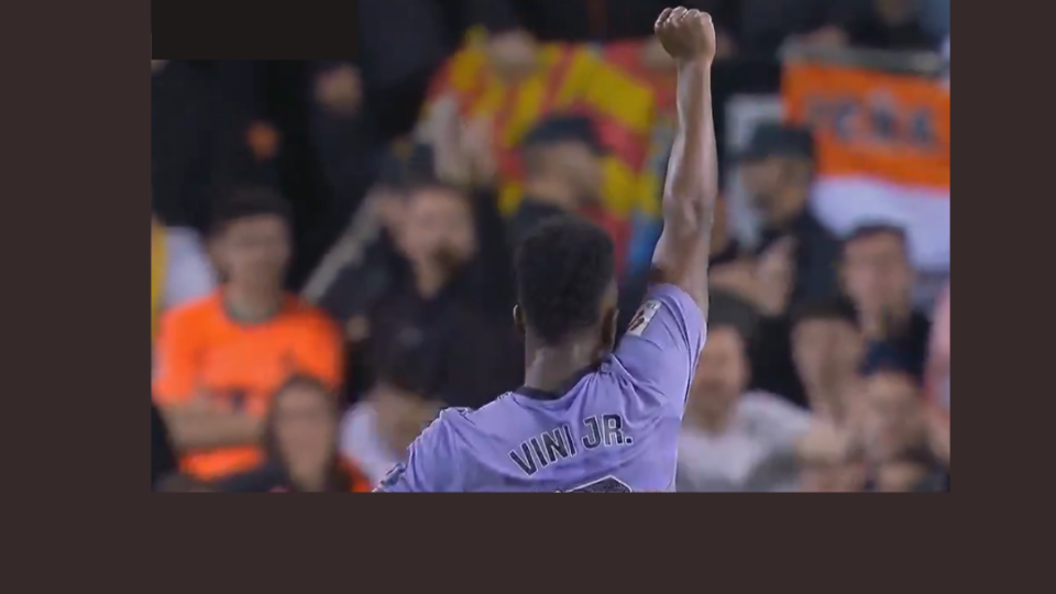 Vini Jr. marca dois gols contra o Valencia e comemora com gesto contra racistas