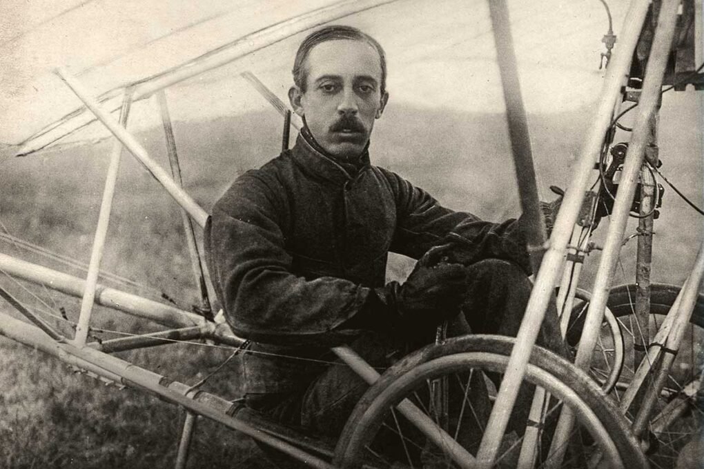Livro vende a ideia de que os irmãos Wright são os verdadeiros pais da aviação e reduz importância histórica do inventor brasileiro, nascido em Minas Gerais