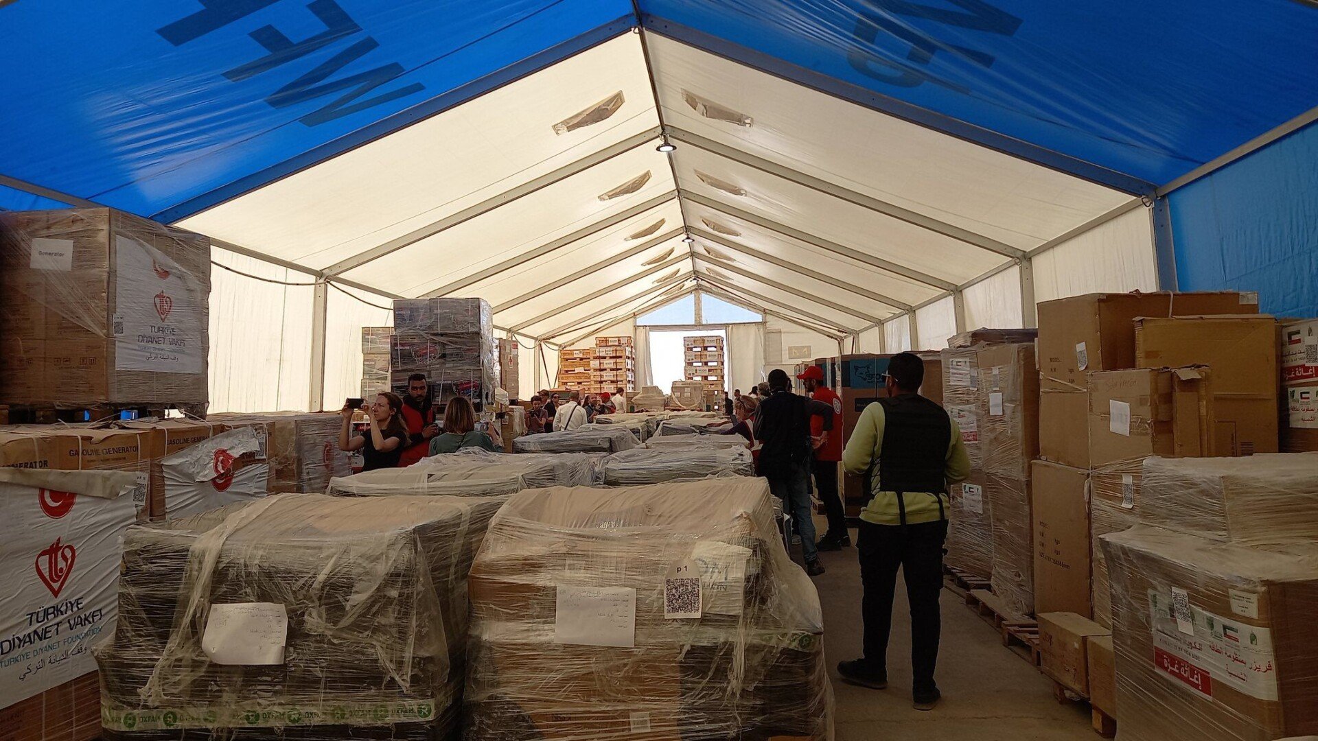Galpão com caixas de ajuda humanitária para Gaza em Rafah, no Egito