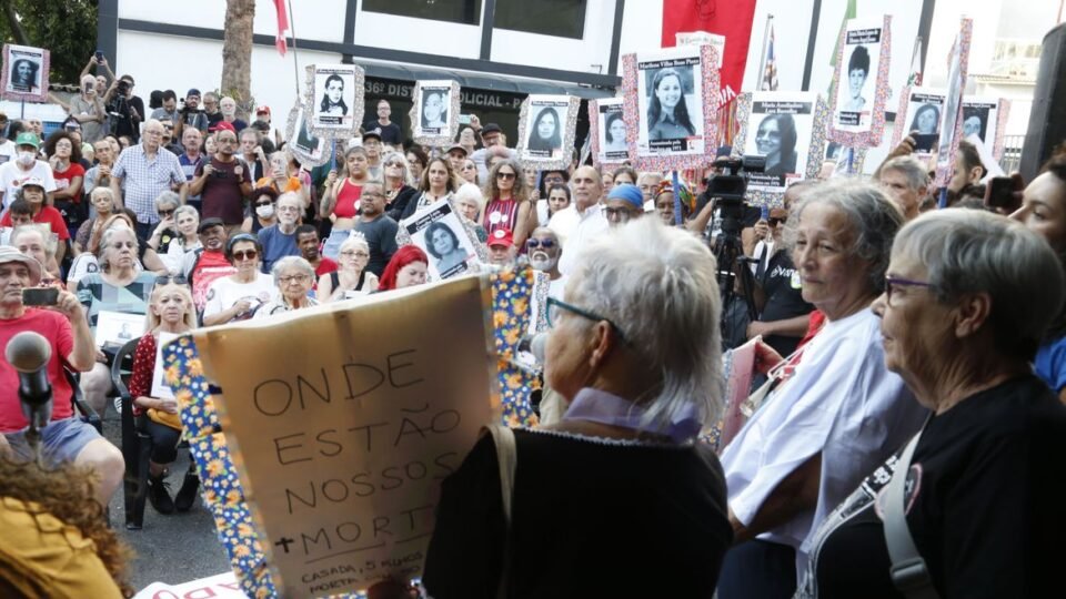 Marcha do Silêncio em São Paulo lembra golpe militar e faz homenagem às vítimas
