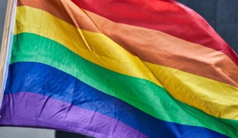 Casamentos homoafetivos atingiram recorde no Brasil em 2022, diz IBGE