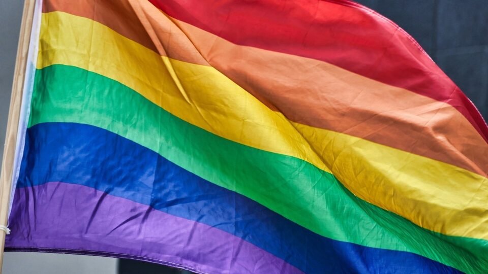 Casamentos homoafetivos atingiram recorde no Brasil em 2022, diz IBGE