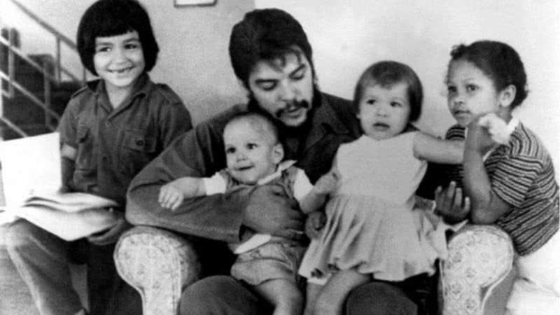 Che Guevara com filhos do segundo casamento. Reprodução: Domínio Público