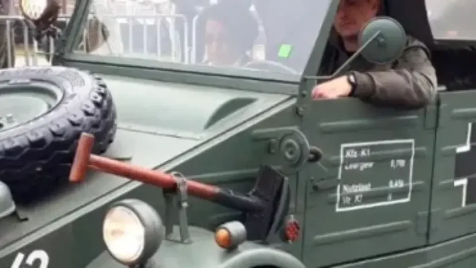Carro com símbolo nazista desfilou no 7 de setembro de Curitiba, confirma Exército