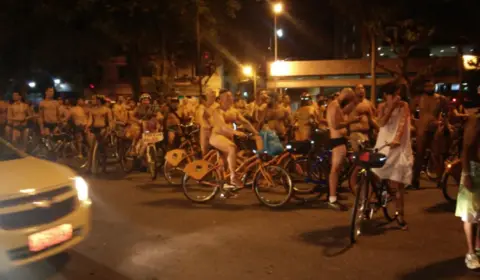 Ciclistas pelados fazem protesto por mais segurança no trânsito do RJ