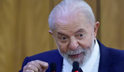 Às vésperas de possível extradição, Lula pede liberdade de Assange