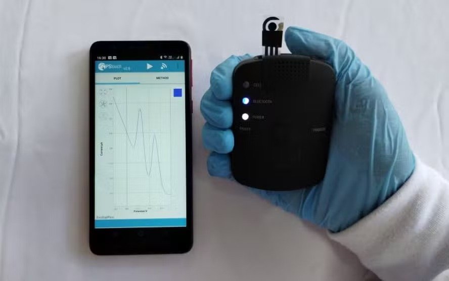 Sensor acoplado ao smartphone monitora biomarcadores que são capazes de identificar de forma rápida, com algumas gotas de urina, o Alzheimer