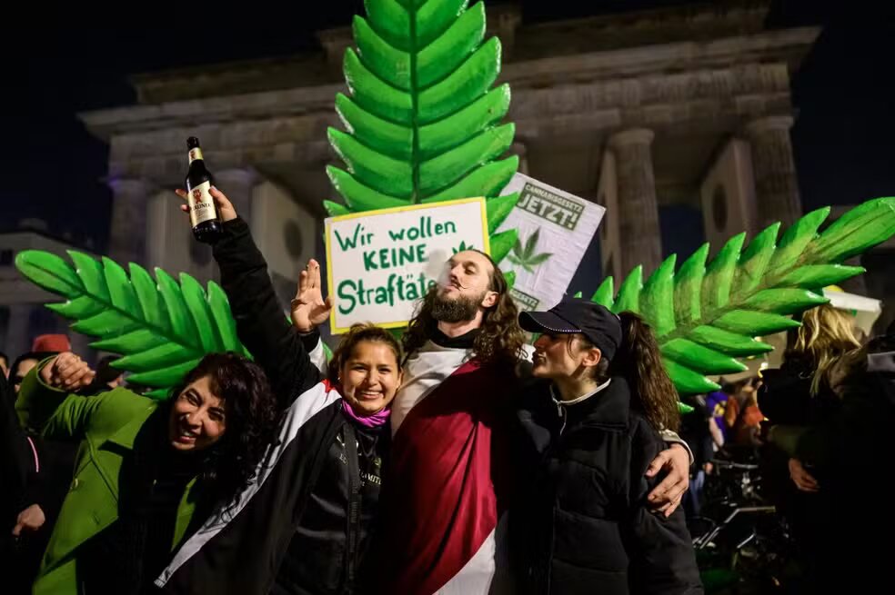 Amigos comemoram bebendo e fumando em protesto em Berlim, na Alemaha: mais um país a aprovar legislação pró-cannabis (Foto: John Macdougall/AFP)