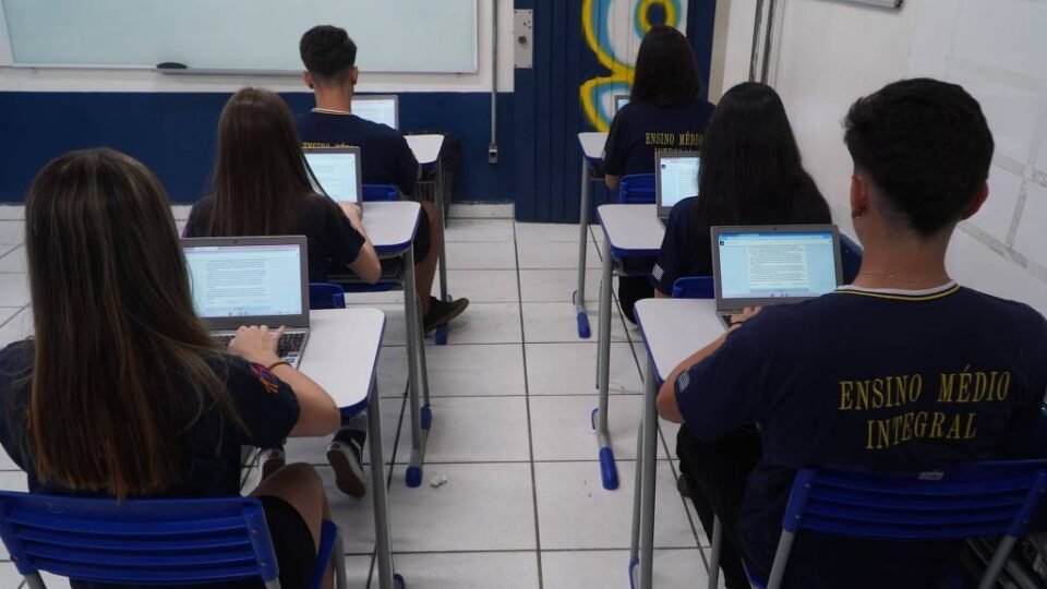 Gestão Tarcísio vai usar ChatGPT para produzir aulas no lugar de professores