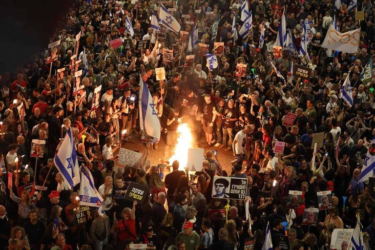 Manifestantes exigem que governo Netanyahu faça acordo com Hamas para libertação imediata dos reféns (Reuters)