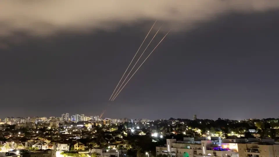 Defesas do Irã derrubam três drones após mísseis israelenses atingirem país