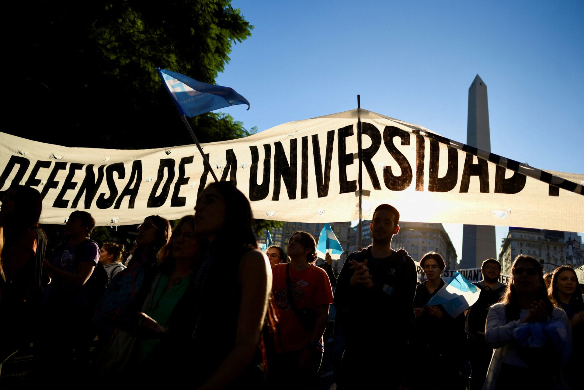 Estudntes universitários argentinos protestam contra cortes de Javier Milei na Educação