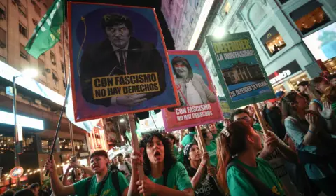 Em ato histórico, 1 milhão de argentinos vão às ruas contra ataque de Milei à Educação