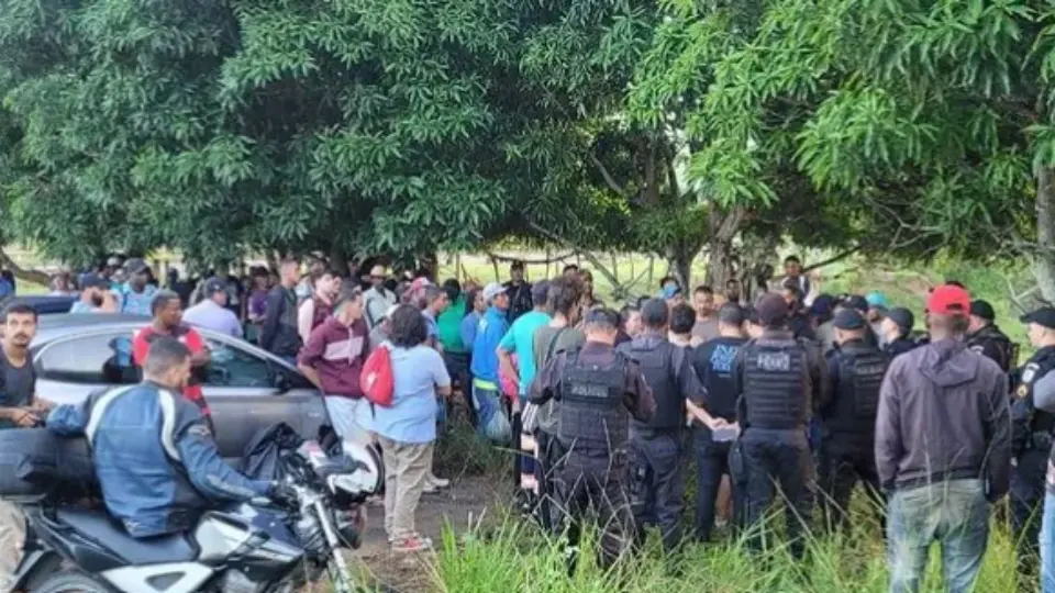 Polícia Militar atua em assentamento no norte do RJ e ‘ficha’ famílias do MST