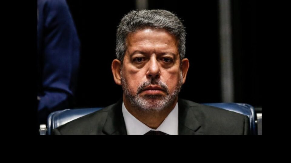 A vingança de Lira: presidente da Câmara confronta o governo