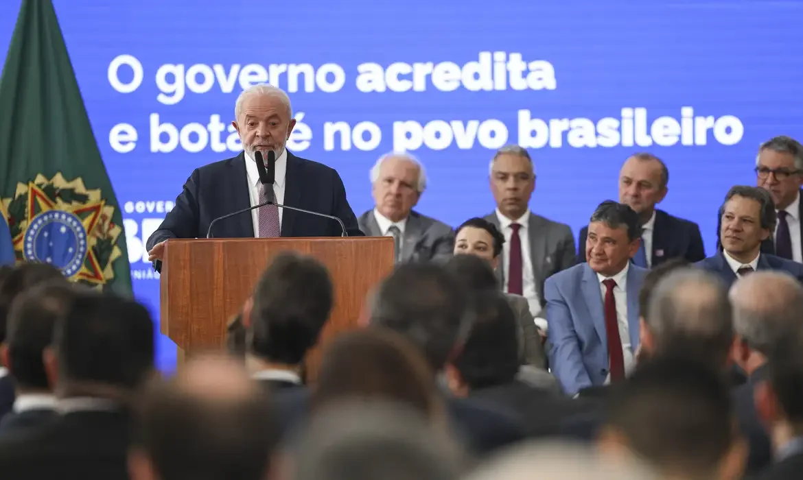 Lula no lançamento do programa de crédito para MEIs e autônomos
