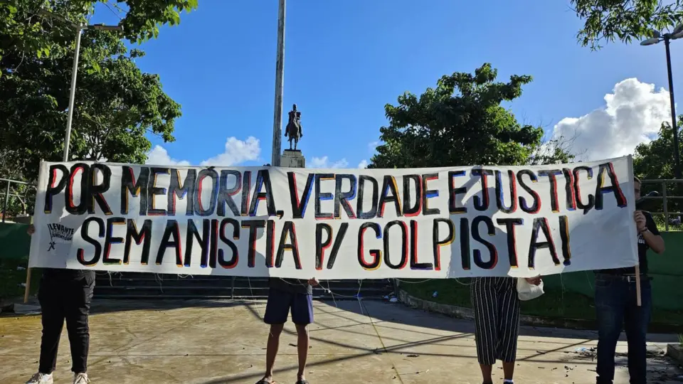 Levante Popular da Juventude promove escracho a golpistas do 8/1