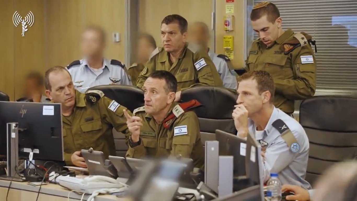 Chefe do estado-maior israelense, Herzi Halevi, no gabinete de crise durante ataque do Irã