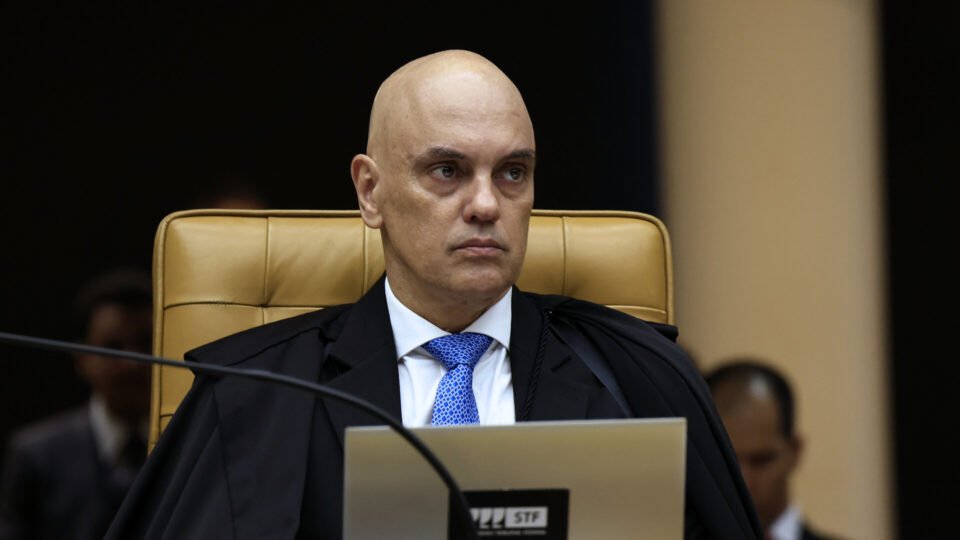 Moraes diz que X age com ‘cinismo’ e quer ter ‘imunidade’ às leis brasileiras