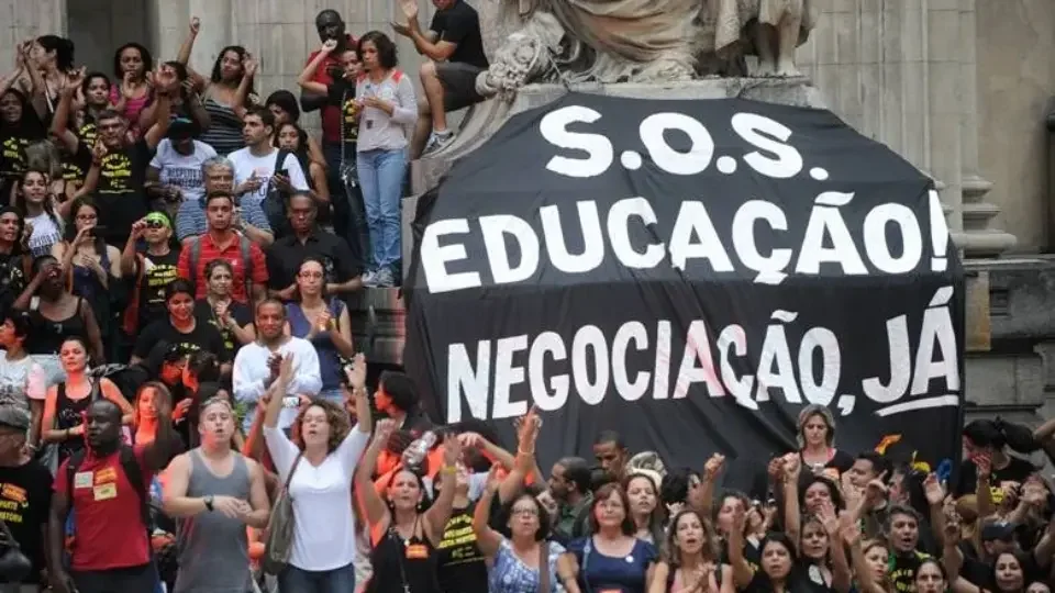 Professores anunciam greve em universidades federais a partir de hoje