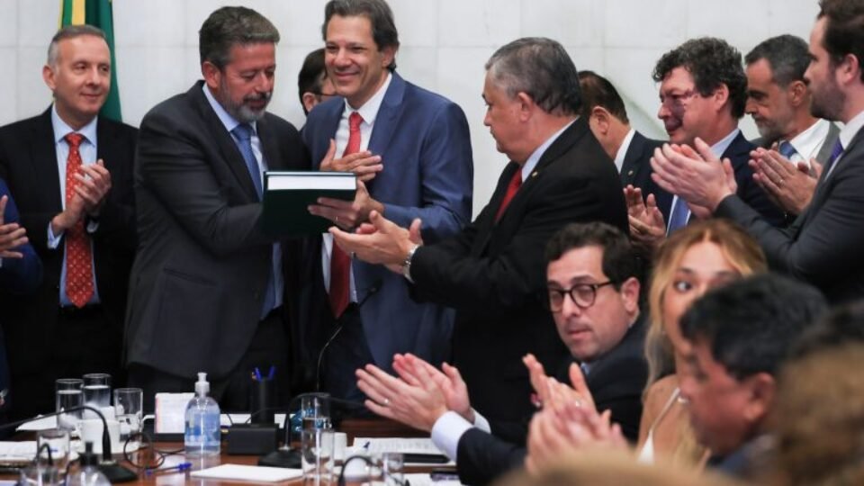 Haddad entrega ao Congresso regulamentação da reforma tributária