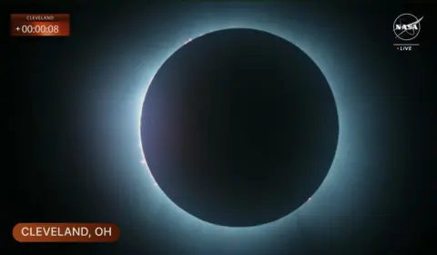 Veja imagens do eclipse total do sol observado em vários países