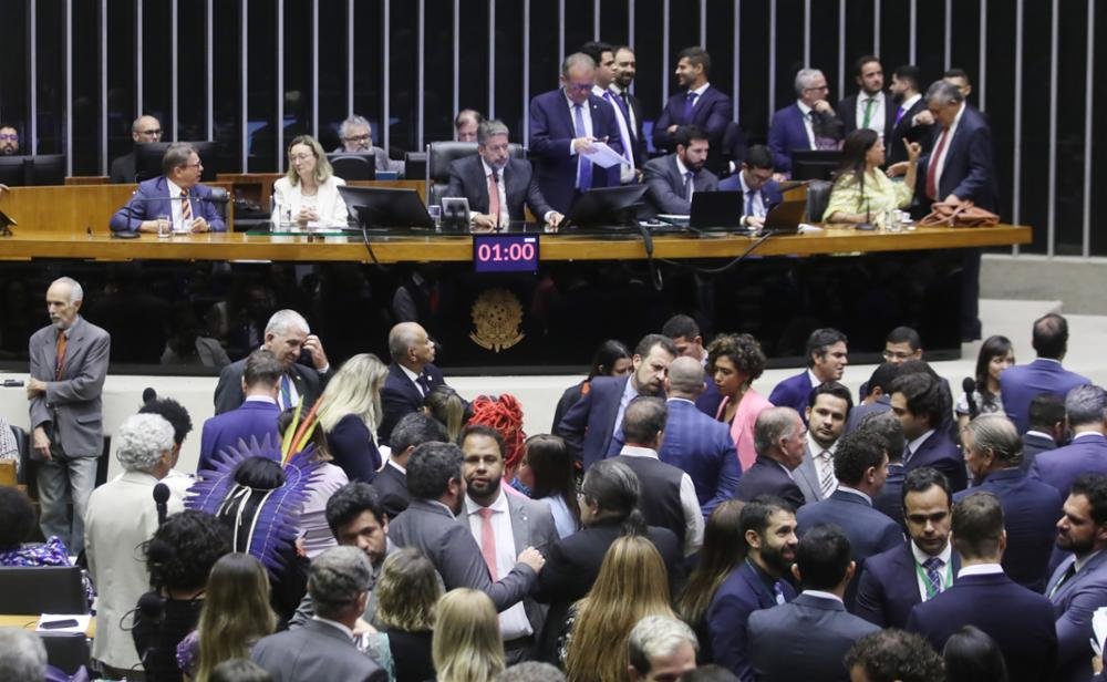 PL de Bolsonaro vota em peso para soltar acusado de mandar matar Marielle e é derrotado