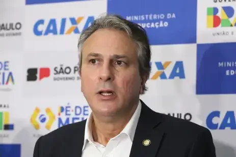 O ministro da Educação, Camilo Santana, participa do lançamento do programa Pé-de-Meia